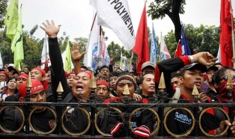  Aliansi buruh se-DKI Jakarta menggelar aksi unjuk rasa di depan Gedung Balai Kota, Jakarta Pusat, Selasa (13/11). (Adhi Wicaksono)