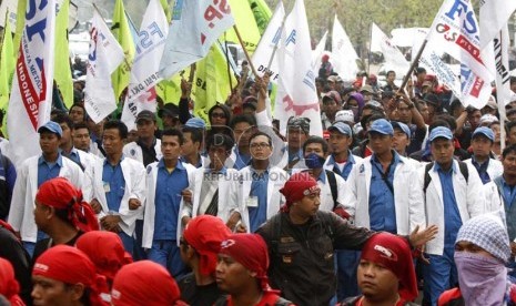  Aliansi buruh se-DKI Jakarta menggelar aksi unjuk rasa di depan Gedung Balai Kota, Jakarta Pusat, Selasa (13/11). (Adhi Wicaksono)