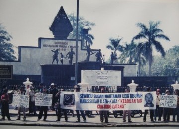 Aliansi Jurnalis Independen (AJI) Yogyakarta menggelar unjuk rasa, menuntut diselesaikannya kasus almarhum Udin, wartawan Bernas.