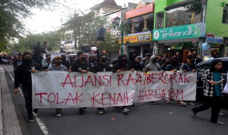 Aliansi mahasiswa dan masyarakat menggelar unjuk rasa di DPRD Provinsi Daerah Istimewa Yogyakarta, Rabu (7/9/2022). Dalam aksi ini mereka menolak kenaikan harga BBM oleh Pemerintah. Selain itu, menurut mereka pemerintah terus-terusan memukul kelas bawah dengan segala kebijakannya yang menguntungkan kelas penguasa. Para cukong oligarki bahan pokok dan energi semakin memecut hidup rakyat yang semakin sulit untuk bertahan.