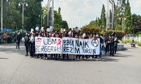 Aliansi Mahasiswa Universitas Gadjah Mada (UGM) menggelar Aksi Seruan Internal di Bunderan UGM, Sleman, DIY, Senin (13/9/2022). Pada aksi tersebut mahasiswa menyerukan penolakannya terhadap kenaikan harga bahan bakar minyak (BBM) oleh pemerintah baru-baru ini.