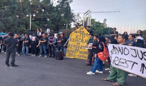 Aliansi Mahasiswa Universitas Gadjah Mada (UGM) menggelar aksi simbolis di sekitaran Bundaran UGM.