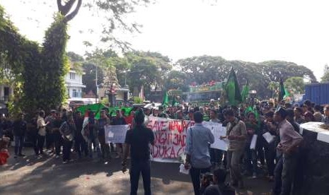 [ilustrasi] Aliansi Mahasiswa Universitas Islam Malang melakukan aksi demo di Halaman Balaikota Malang, Jumat (14/9). 