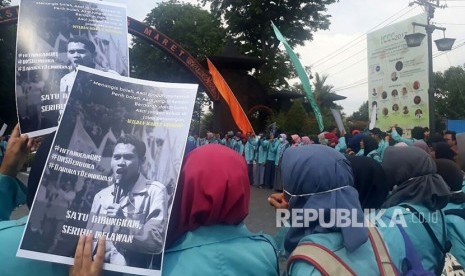 Aliansi Mahasiswa Universitas Sebelas Maret menggelar aksi unjukrasa menuntut dibebaskannya sejumlah mahasiswa yang ditahan Polda Metro Jaya di Boulevard UNS  Rabu (25/10), 