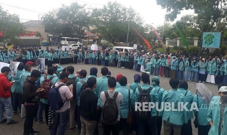 Aliansi Mahasiswa Universitas Sebelas Maret menggelar aksi unjukrasa menuntut dibebaskannya sejumlah mahasiswa yang ditahan Polda Metro Jaya di Boulevard UNS  Rabu (25/10), 