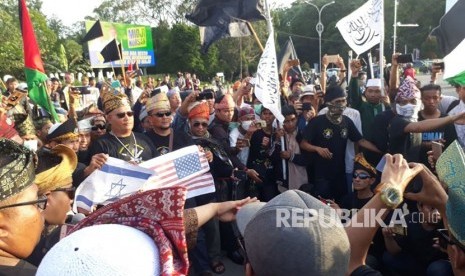 Bendera Amerika Serikat dan bendera Israel dibakar / Ilustrasi 