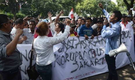 Aliansi masyarakat Peduli Pemilu bersih melakukan aksi unjukrasa didepan Gedung Komisi Pemiliha Umum (KPU), Jakarta, Senin (4/8).