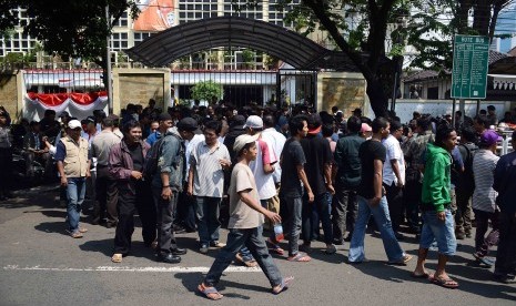 Aliansi masyarakat Peduli Pemilu bersih melakukan aksi unjukrasa didepan Gedung Komisi Pemiliha Umum (KPU), Jakarta, Senin (4/8).