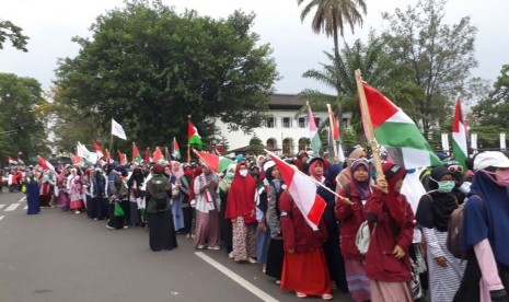 Aliansi Masyarakat Selamatkan Al-Aqsha Jawa Barat melakukan aksi di depan Gedung Sate, Jalan Dipenogoro, Kota Bandung, Jumat (21/7). Mereka menyuarakan kepedulian terhadap mesjid Al-Aqsha yang ditutup tidak boleh digunakan.