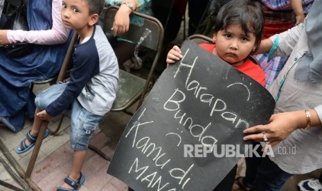 Aliansi Orang Tua Korban Vaksin Palsu bersama KontraS dan YLBHI  menggelar aksi solidaritas di RS Harapan Bunda, Jakarta, Rabu (20/7).Republika/Wihdan Hidayat