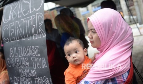 Aliansi Orang Tua Korban Vaksin Palsu bersama KontraS dan YLBHI  menggelar aksi solidaritas di RS Harapan Bunda, Jakarta, Rabu (20/7).Republika/Wihdan Hidayat