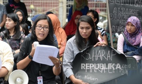 Aliansi Orang Tua Korban Vaksin Palsu bersama KontraS dan YLBHI  menggelar aksi solidaritas di RS Harapan Bunda, Jakarta, Rabu (20/7).Republika/Wihdan Hidayat