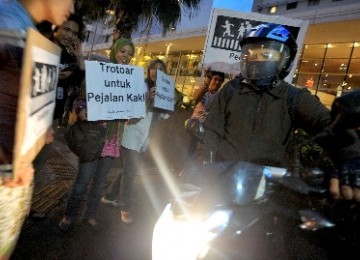 Aliansi Pejalan Kaki menghadang motor yang menggunakan pedestrian di jalan MH Thamrin, Jakarta Pusat, Jumat (3/2). 