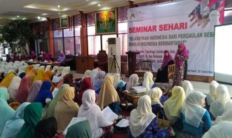 Aliansi Perempuan Peduli Indonesia (Alppind) bidang Ketahanan Keluarga mengadakan seminar sehari dengan tema ‘Selamatkan Indonesia dari Pergaulan Bebas menuju Indonesia Bermartabat’. Sabtu, 29/9