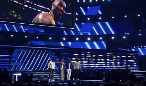 Alicia Keys bersama Boyz II Men membawakan lagu sebagai Tribute to Bryant di panggung Grammy, Senin (27/1), di Staples Center Los Angeles.