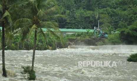 Aliran deras Sungai Citarum akibat dibukanya pintu spillway Waduk Saguling karena tingginya debit air di Kampung Cisameung, Desa Rajamandalakulon, Kecamatan Cipatat, Kabupten Bandung Barat, Ahad (13/11).