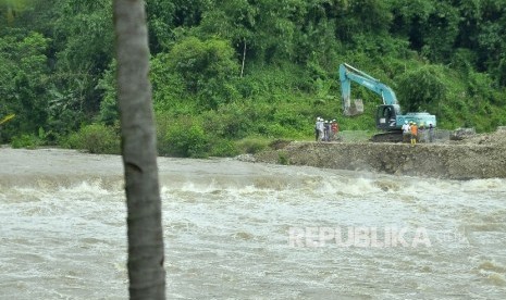 Aliran deras Sungai Citarum akibat dibukanya pintu spillway Waduk Saguling karena tingginya debit air di Kampung Cisameung, Desa Rajamandalakulon, Kecamatan Cipatat, Kabupten Bandung Barat, Ahad (13/11)