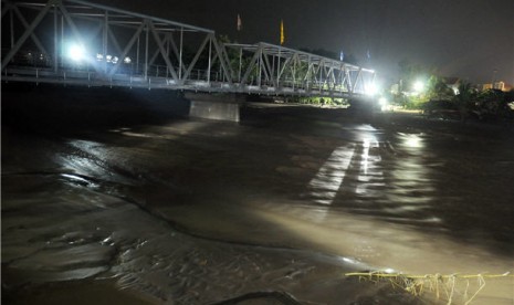 Aliran lahar dingin di Sungai Konto, Kandangan, Pare, Kediri, Jawa Timur. Selasa (18/2). 