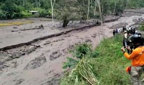 Aliran lahar dingin Gunung Agung yang melalui sejumlah sungai semakin deras. Ini juga dipicu hujan yang terus mengguyur Karangasem beberapa hari hari terakhir.