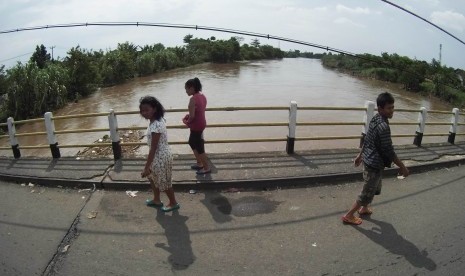 Aliran Sungai Citarum masih cukup tinggi dan masih merendam beberapa wilayah di Kabupaten Bandung, Rabu (16/3). Meski demikian banjir berangsur-angsur mulai surut.