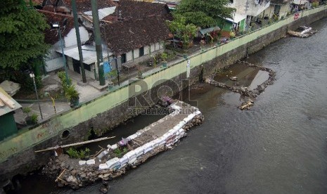 Aliran sungai Kali Code, dibawah jembatan Kleringan, jalan Abu Bakar Ali, Yogyakarta.