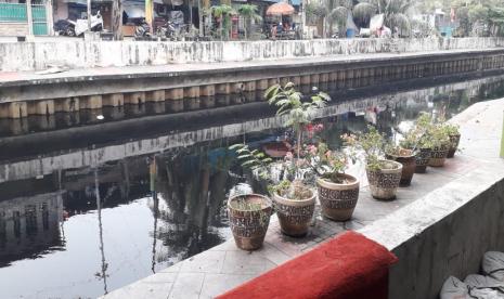 Aliran terusan Sungai Ciliwung di Jalan Tongkol, Jakarta Utara, berwarna hitam diduga tercemar limbah.