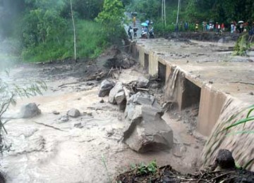 Aliran lahar dingin di Sungai Gendol