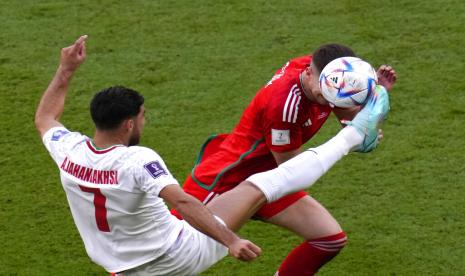  Alireza Jahanbakhsh dari Iran (kiri) berduel memperebutkan bola dengan Chris Mepham dari Wales selama pertandingan sepak bola grup B Piala Dunia antara Wales dan Iran, di Stadion Ahmad Bin Ali di Al Rayyan, Qatar, Jumat, 25 November 2022.