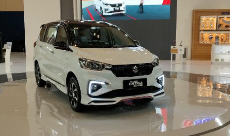 All New Ertiga Suzuki Sport FF yang diproduksi dalam jumlah terbatas hanya 125 unit dengan piliahn warna two tone hitam dan putih. 