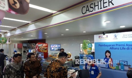 Allianz Life Berkolaborasi dengan Standard Chartered Bank dan Artajasa, Sediakan Pembayaran Premi Asuransi Jiwa Lewat Indomaret, di Indomaret Point, Jakarta, Kamis (2/3).