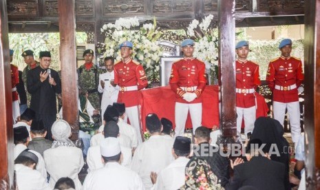 Alm Ani Yudhoyono di Cikeas.Sejumlah tamu sholat jenazah di depan peti Almarhum Ani Yudhoyono di Cikeas, Bogor, Jawa Barat, Ahad (2/5).