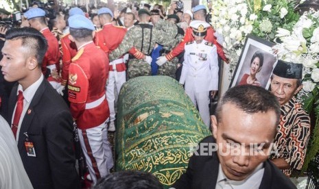 Alm Ani Yudhoyono di Cikeas.Suasana penjagaan peti Almarhum Ani Yudhoyono di Cikeas, Bogor, Jawa Barat, Ahad (2/5).