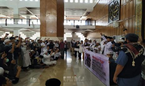 Almumtaz memberikan pernyataan sikap atas meninggalnya enam orang anggota FPI, di Masjid Agung Tasikmalaya, Jumat (11/12). 