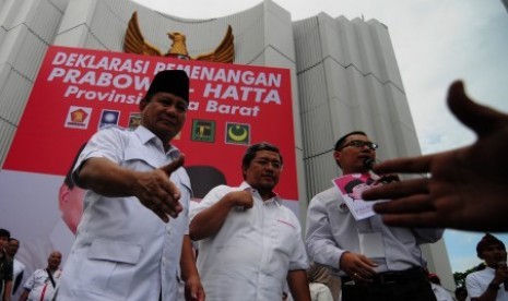 alon Presiden Prabowo Subianto (kiri), didampingi Ketua Tim pemenangan Ahmad Heryawan (tengah), menyalami simpatisan pada Deklarasi Tim Pemenangan Prabowo-Hatta untuk wilayah Jawa Barat di Monumen Perjuangan, Bandung, Jawa Barat, Rabu (28/5). 