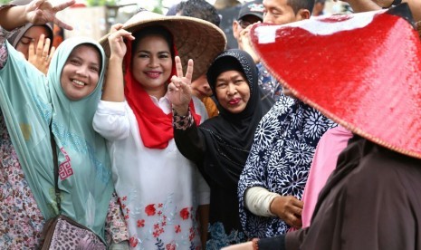 alon Wakil Gubernur Jawa Timur, Puti Guntur Soekarno (tengah)