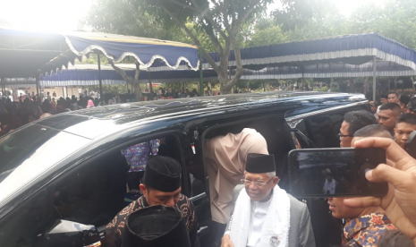 alon Wakil Presiden (Cawapres) nomor urut 01 KH Ma'ruf Amin melakukan silaturahim dengan pengasuh dan santri Pondok Pesantren Ath-Thahiriyah Alfadiliyah Bodak, Praya, Lombok Tengah, Nusa Tenggara Barat (NTB), Selasa (2/4) siang.