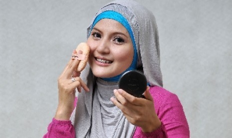 Cara  menghapus make up tanpa merusak kulit (ilustrasi).