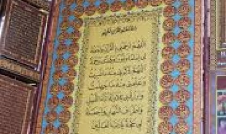 Alquran 30 juz terbesar di dunia terbuat dari kayu tembesu.