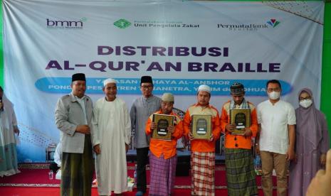 Alquran Braille Jawab Kebutuhan Santri Difabel Netra/ Penyaluran Alquran Braille oleh Laznas BMM dan UPZ Permata Bank Syariah