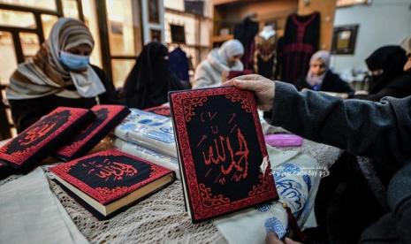 Kerajinan sampu Alquran di Gaza. Sampul Alquran produksi perempuan Gaza diekspor ke luar negeri.  