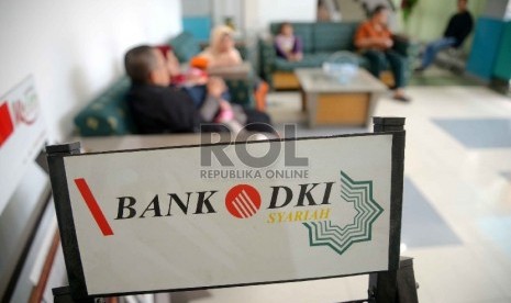 Alternatif Likuiditas: Nasabah menunggu antrian di kantor Bank DKI Syariah, Jakarta, Selasa (7/4). 