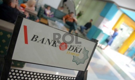 Nasabah menunggu antrean di kantor Bank DKI, di Jakarta. 