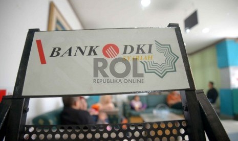 Alternatif Likuiditas: Nasabah menunggu antrian di kantor Bank DKI Syariah, Jakarta, Selasa (7/4).