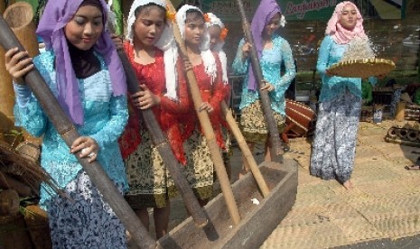 Alu terbuat dari kayu dan berguna untuk menumbuk. Sedang lesung dibentuk bak perahu agar bisa menampung ikatan padi yang ditumbuk.