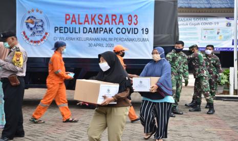 Alumni Akademi Angkatan Udara (AAU) 1993 gelar baksos bagikan paket sembako ke warga.