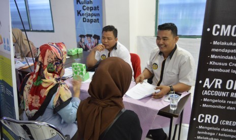 Alumni AMIK BSI Purwokerto melakukan wawancara kerja di Bursa Kerja 2018 AMIK BSI Purwokerto.