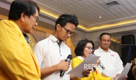 Alumni Himpunan Mahasiswa Islam (HMI), anggota HMI Universitas Indonesia (UI) dan pemuda Al Irsyad Al Islamiah sampaikan kesiapan memenangkan Anies-Sandi di Pilkada DKI putaran kedua. Menteng, Jakarta Pusat, Rabu (5/4). 