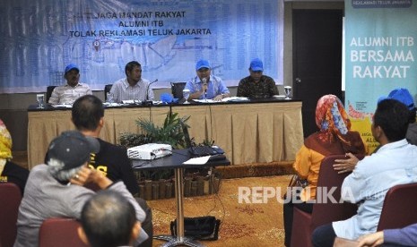 Alumni Institut Teknologi Bandung (ITB) Muslim Armas (kedua kanan) didampingi Khalid Zabidi, Ayub Lakono, Dan Arizon Agust memberikan keterengan kepada media saat konferensi pers Petisi Alumni ITB Tolak Reklamasi Teluk Jakarta di Hotel Sofyan Betawi, Jakarta, Selasa (24/10).