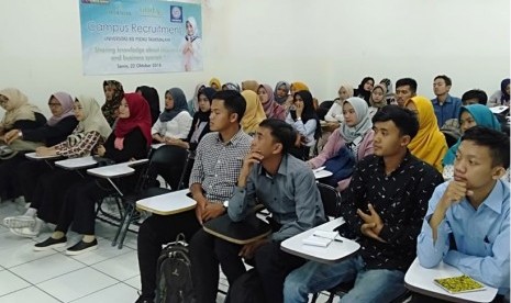 Alumni UBSI Tasikmalaya antusias mengikuti kegiatan campus recruitment.