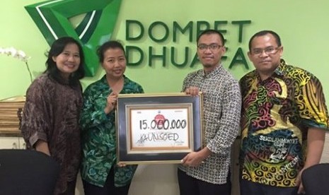 Alumni Unsoed memberikan bantuan lewat Dompet Dhuafa